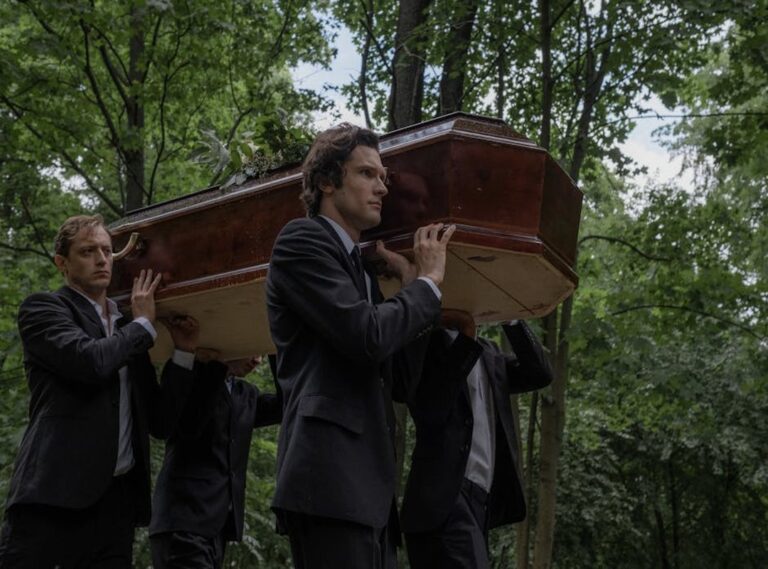 actuo de simon en el film muerte en el funeral